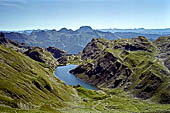 Escursione ai laghi Gemelli, Alta Valle Brembana, Alpi Orobie -  Il lago d'Aviasco dal p.so omonimo. Sullo sfondo al centro la Presolana. 